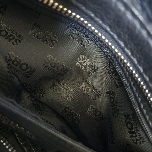 Michael Kors Black and Tan Shoulder Bag with Classic Design - Picture 11 of 12